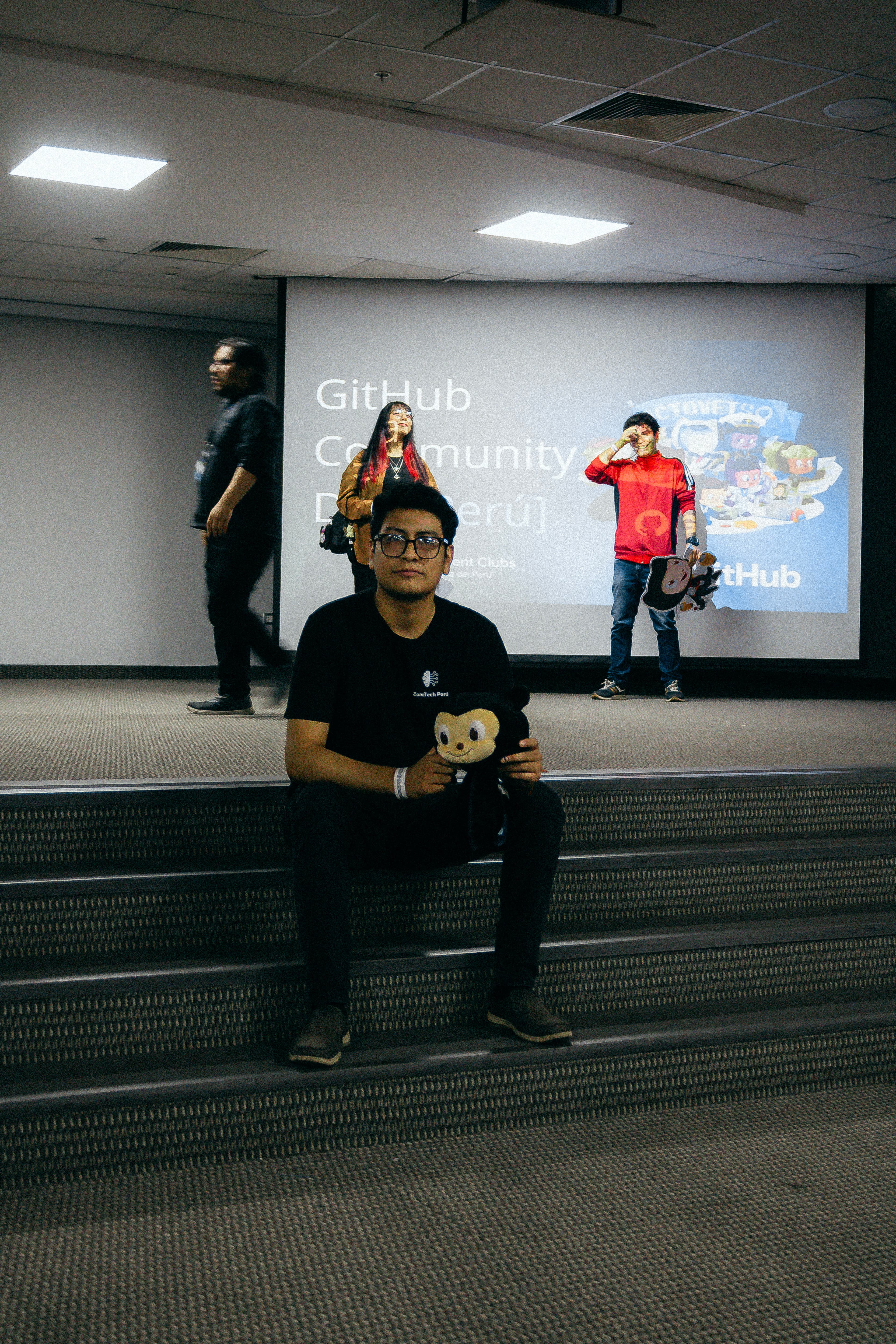 Aldair participando en un encuentro de GitHub Community Perú en Lima